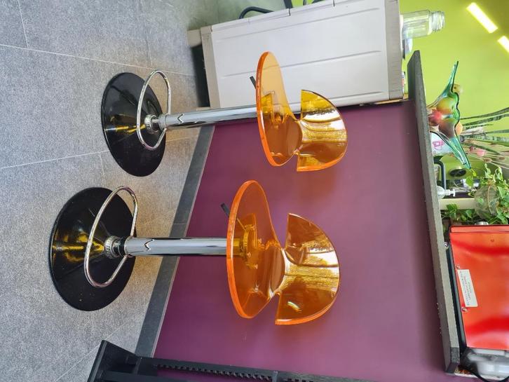 2 Trendy barkrukken, Huis en Inrichting, Barkrukken, Kunststof, Metaal, Met voetsteun, Draaibaar, Ophalen