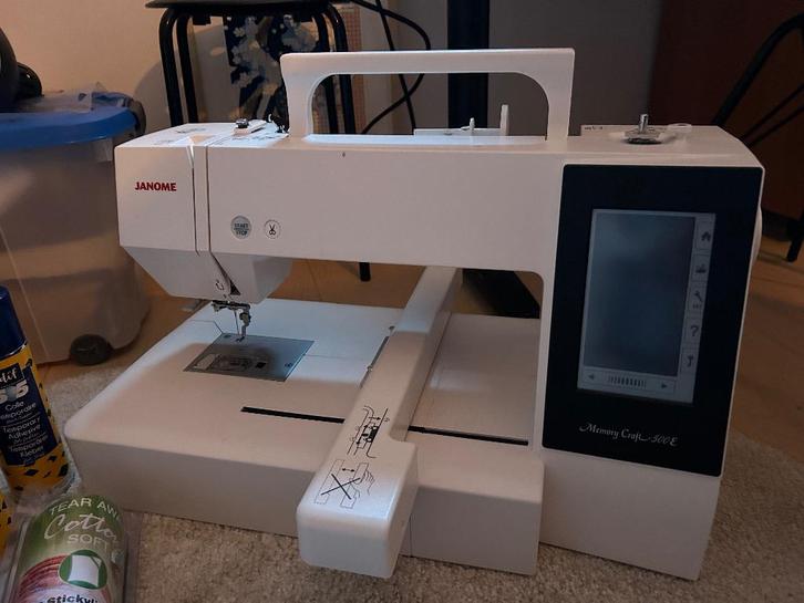 Borduurmachine Janome Memory Craft 500E + accessoires, Hobby en Vrije tijd, Borduren en Borduurmachines, Zo goed als nieuw, Borduurmachine