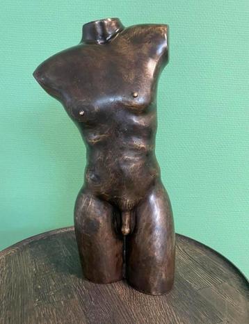 Antieke bronzen naakte man beschikbaar voor biedingen