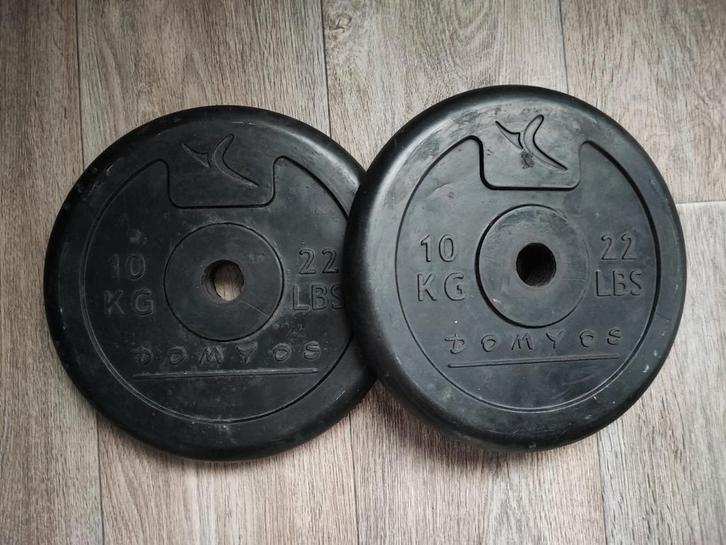 2 x 10kg Domyos halterschijven met rubber. (20kg), Sport en Fitness, Fitnessmaterialen, Gebruikt, Halterschijven, Armen, Benen
