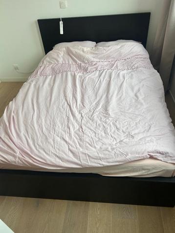 Bed met matras beschikbaar voor biedingen