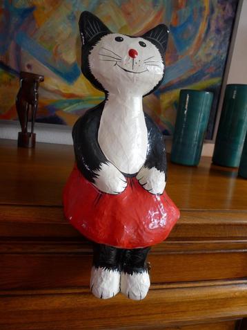 Decoratieve kat van papier-maché beschikbaar voor biedingen