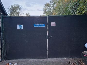 Hoge dubbele tuinpoort beschikbaar voor biedingen