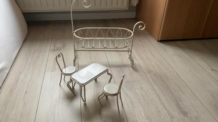 Handgemaakte vintage poppenbed en tafel met 2 stoelen, Antiquités & Art, Antiquités | Jouets, Enlèvement