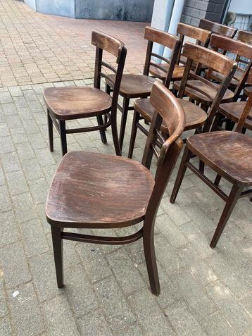 Oude café stoelen verschillende modellen en aantallen 