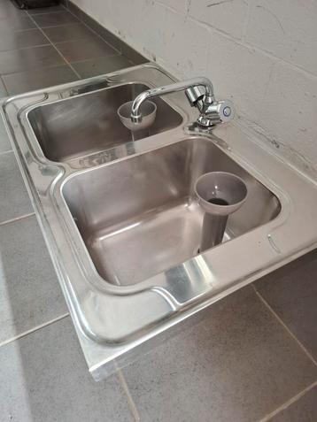 Dubbele rvs horeca spoelbak, inclusief kraan beschikbaar voor biedingen