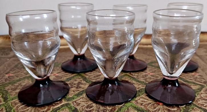 6 petits verres à liqueur, à pied bordeaux, années 60', Antiek en Kunst, Antiek | Glaswerk en Kristal, Ophalen of Verzenden
