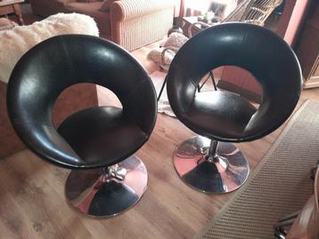 2 draaistoelen van imitatieleer beschikbaar voor biedingen