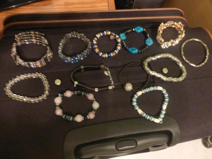 Verschillende mooie armbanden 2€ voor 1 of 20€ voor 14, Handtassen en Accessoires, Armbanden, Zo goed als nieuw, Met bedels of kralen