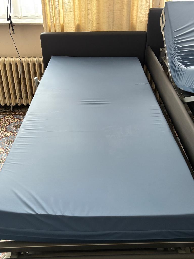 Elektrisch verstelbaar seniorenbed, Huis en Inrichting, Slaapkamer | Bedden, Zo goed als nieuw, Eenpersoons, 100 cm, 210 cm, Metaal