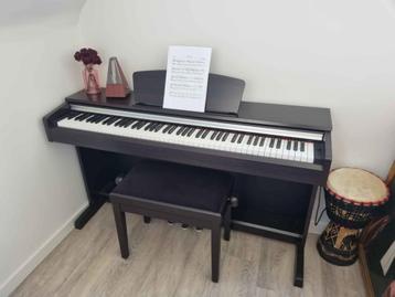 Piano électrique yahama arius + siège beschikbaar voor biedingen
