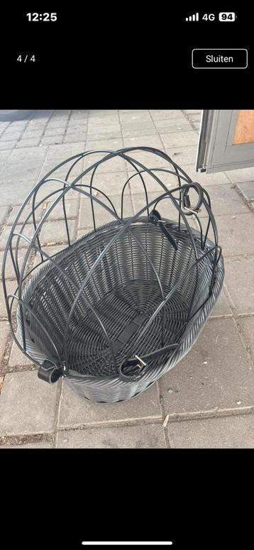 Fietsmand voor de hond beschikbaar voor biedingen
