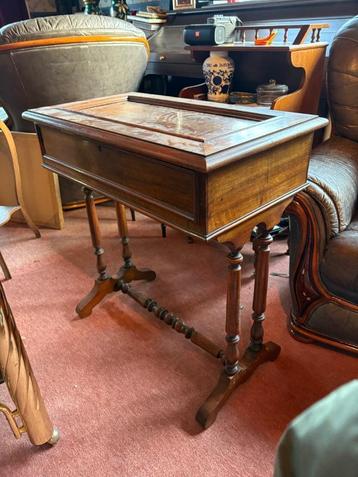 Antiek tafeltje beschikbaar voor biedingen