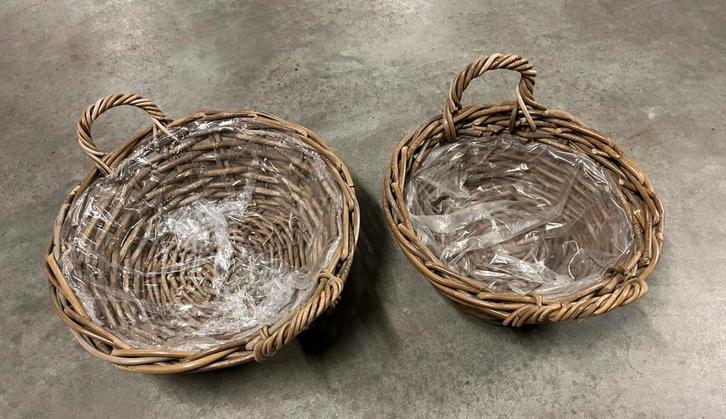 2 rieten manden (prijs is voor de 2 samen), Huis en Inrichting, Woonaccessoires | Schalen en Manden, Zo goed als nieuw, Ophalen