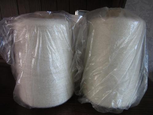 Breigaren op bobijn ecru nieuw 550gram 2stuks samen 25€, Hobby en Vrije tijd, Breien en Haken, Nieuw, Breien, Machine, Ophalen of Verzenden