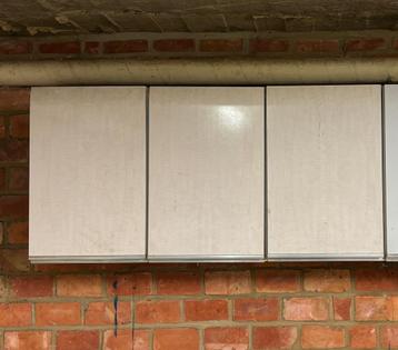 Hangkast met 3 deuren beschikbaar voor biedingen