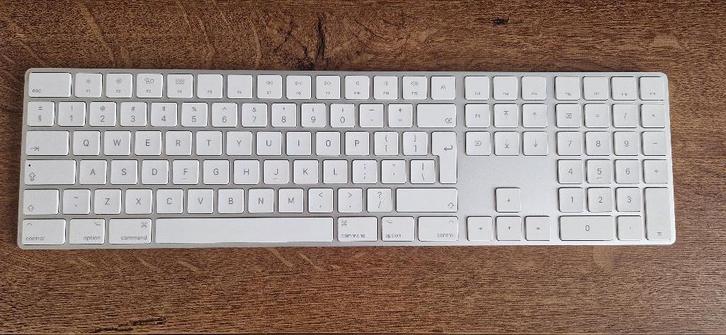 Apple Magic Keyboard met of zonder numeriek Tracpad muis, Computers en Software, Toetsenborden, Zo goed als nieuw, Azerty, Draadloos