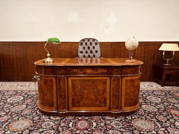 Klassiek Italiaans Wortelhout Bureau met Achterschot beschikbaar voor biedingen