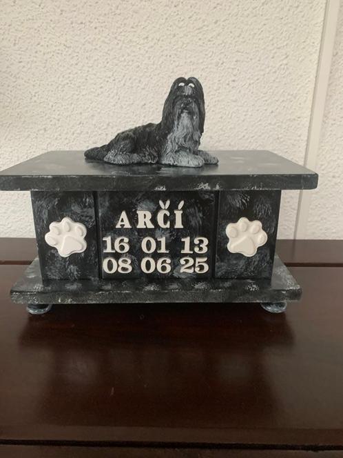 Shih Tzu beeldje op urn of op plateau als set handgemaakt, Dieren en Toebehoren, Honden-accessoires, Nieuw, Verzenden