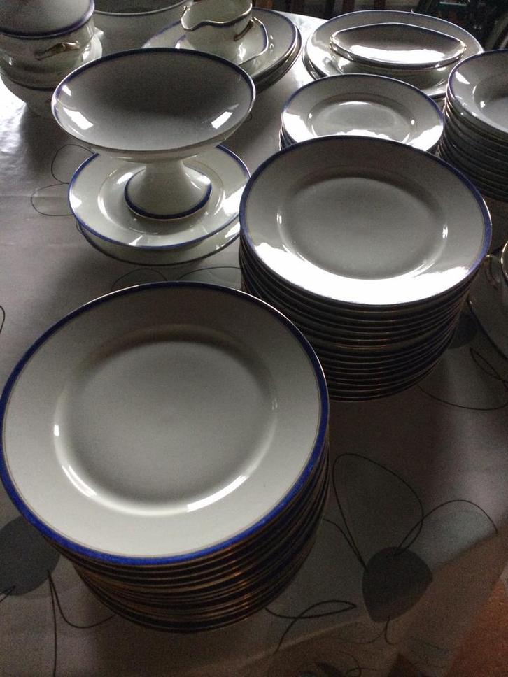 BEDIENING AAN TAFEL IN LIMOGES, Antiek en Kunst, Antiek | Servies compleet