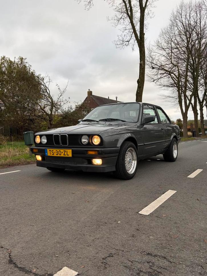 BMW e30 320i Coupe | Delphin Metallic, Auto's, BMW, Bedrijf, 3 Reeks, Centrale vergrendeling, Elektrische buitenspiegels, Lichtmetalen velgen