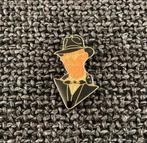 PIN - MAN MET KOSTUUM EN HOED, Verzamelen, Verzenden, Gebruikt, Figuurtje, Speldje of Pin