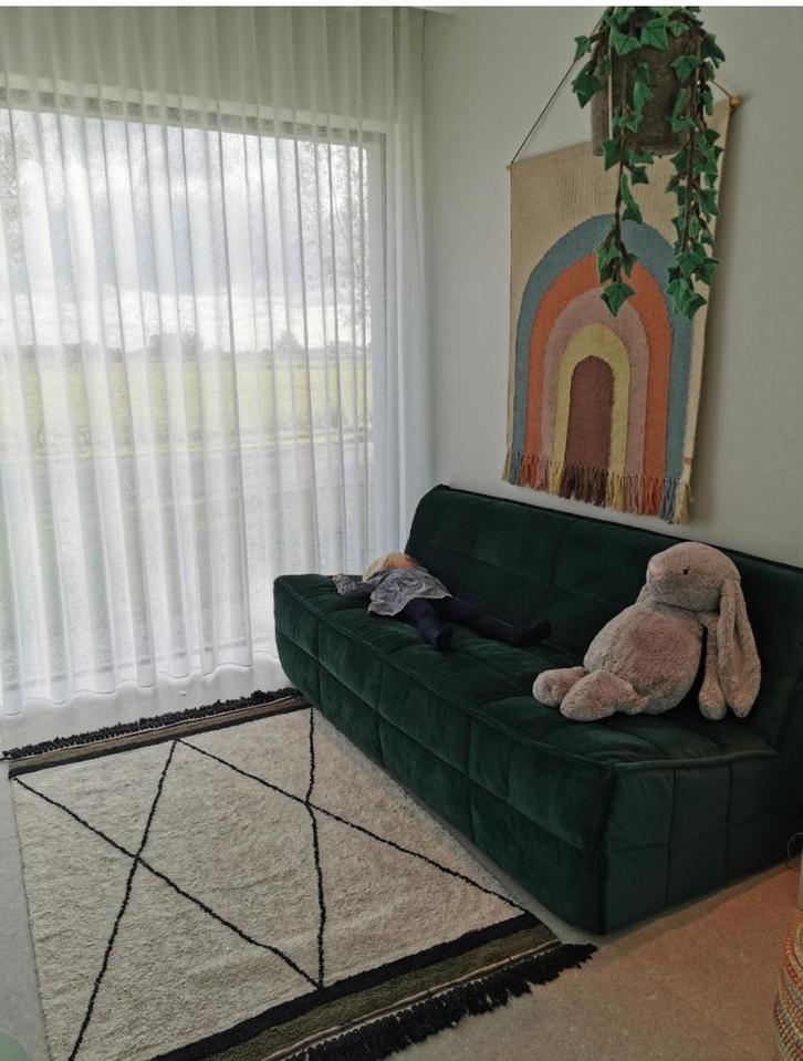 Zitbank groen fluweel 3zitsbank mooie rug dus kan vrij staan, Huis en Inrichting, Zetels | Zetels, Zo goed als nieuw, Rechte bank