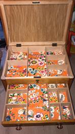 Vintage bureautje met originele oudroze knopjes, Maison & Meubles, Tables | Dessertes, Enlèvement, Utilisé