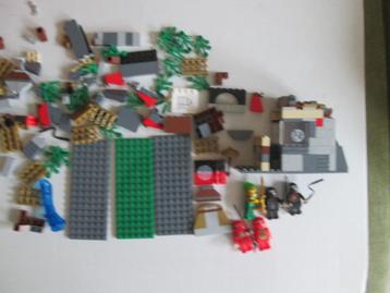 Lego Ninjago 5 Figuren und Konvolut Zubehör und Steine