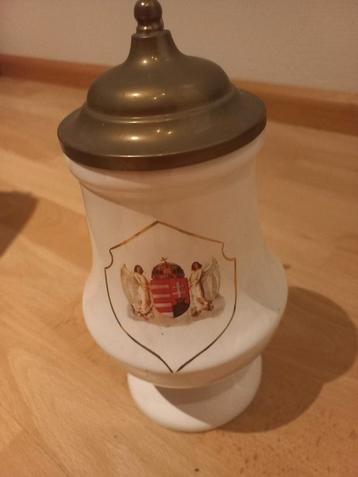 Soort porseleinen beker met wapenschild,Hongarije.ik woon in beschikbaar voor biedingen