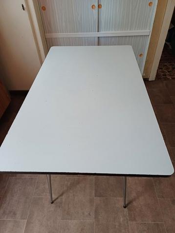 Table de cuisine robuste  disponible aux enchères