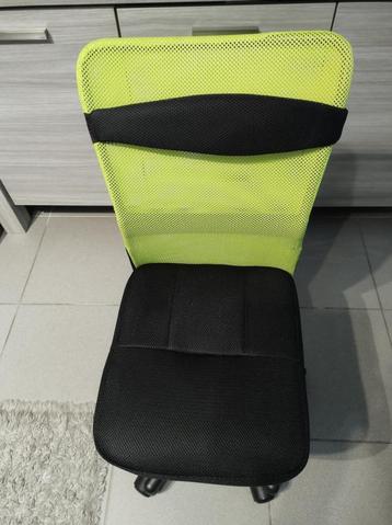 Nieuwe trendy ergonomische bureaustoel. beschikbaar voor biedingen
