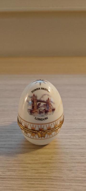 eivormig doosje, London, 5€ per stuk beschikbaar voor biedingen