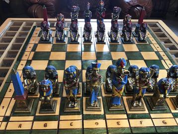 Exclusief schaakspel met zwaar metalen gekleurde figuren beschikbaar voor biedingen