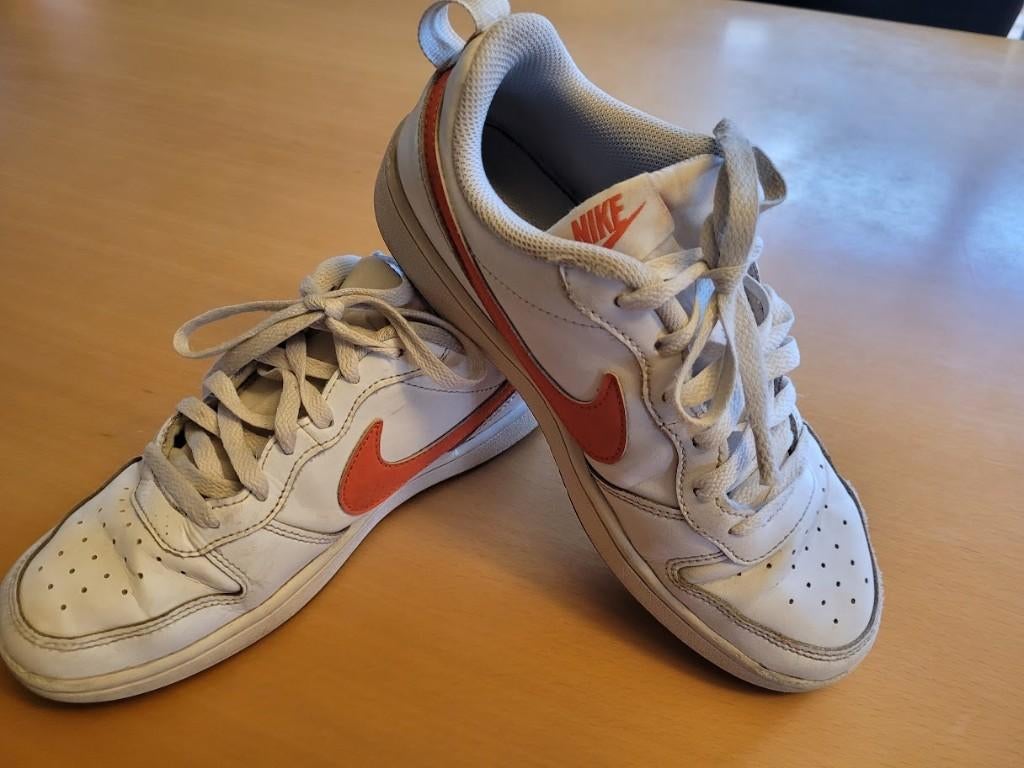 nike sneaker 38, Kinderen en Baby's, NIKE, Ophalen of Verzenden, Zo goed als nieuw, Jongen of Meisje