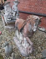 Betonnen kar met paard decoratie, Ophalen