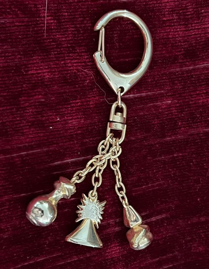 SALVADOR DALI Vintage sleutelhanger met bedels –, Handtassen en Accessoires, Antieke sieraden, Hanger, Ophalen of Verzenden