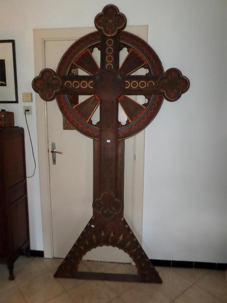 Enorm 19e eeuws kruis hout neogotisch gepolychromeerd H. 230, Antiek en Kunst, Antiek | Religieuze voorwerpen, Ophalen
