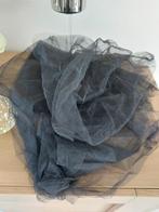 Tulle noir.