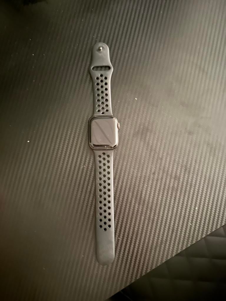 Apple watch se nike, Handtassen en Accessoires, Smartwatches, Ophalen, Zo goed als nieuw