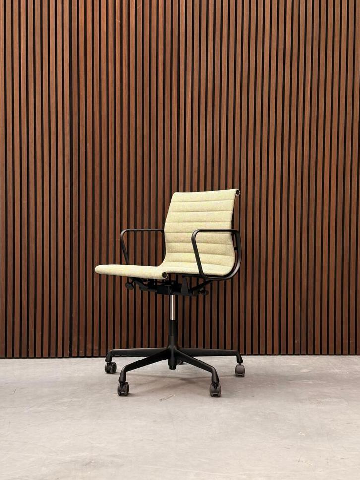 Vitra Eames Alumium chair - EA 118, Antiek en Kunst, Antiek | Meubels | Stoelen en Sofa's