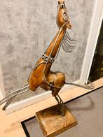 Houten beeld v paard op sokkel, Ophalen