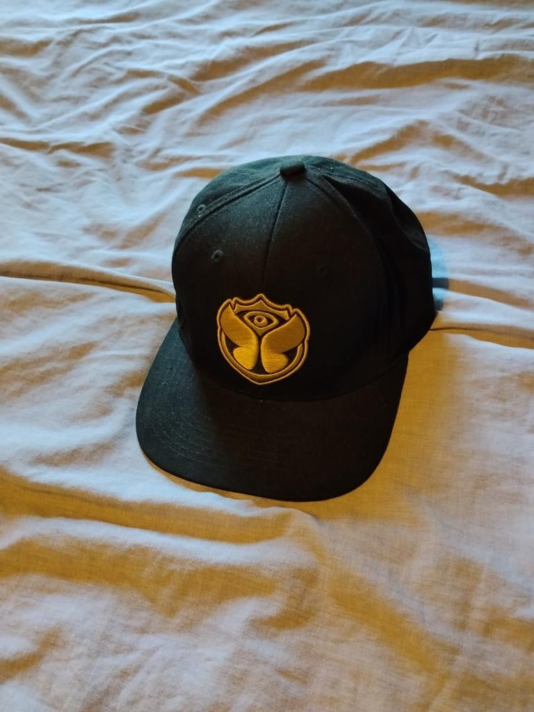 Gold icon cap black tomorrowland, Enlèvement