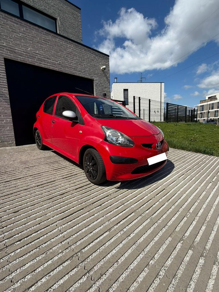 Toyota Aygo PRÊTE À ÊTRE IMMATRICULÉE, Autos, Toyota, Rouge, Achat, 5 portes, Particulier