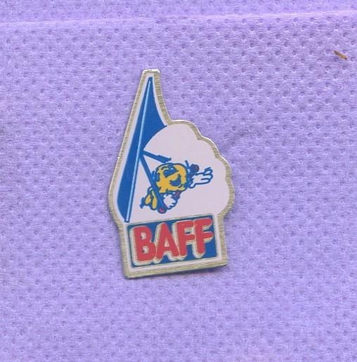 Pins Delta Plane Baff Ab706, Verzamelen, Speldjes, Pins en Buttons, Verzenden, Gebruikt, Sport, Speldje of Pin