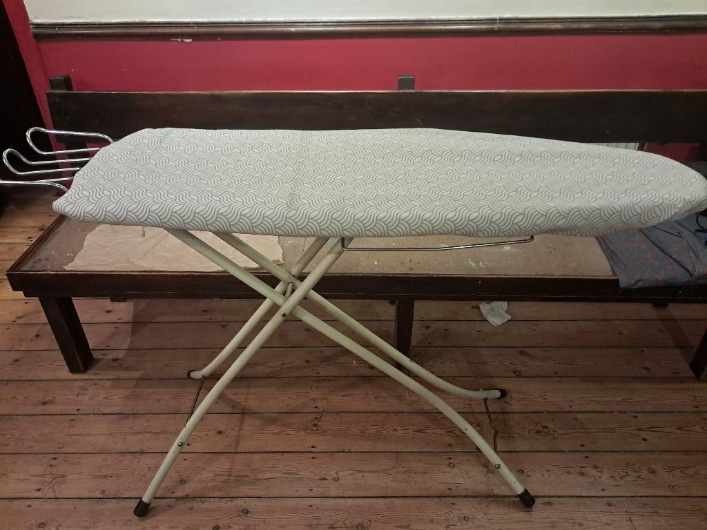 Une planche à repasser Brabantia avec sa housse et support., Enlèvement, Utilisé