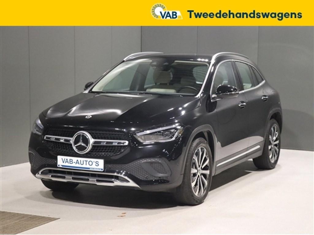 Mercedes-Benz GLA 180   LUXURY LINE PROGRESSIVE, Zwart, https://public.car-pass.be/vhr/0b0492f0-e0a4-45ec-875d-99fb32631924, 136 pk