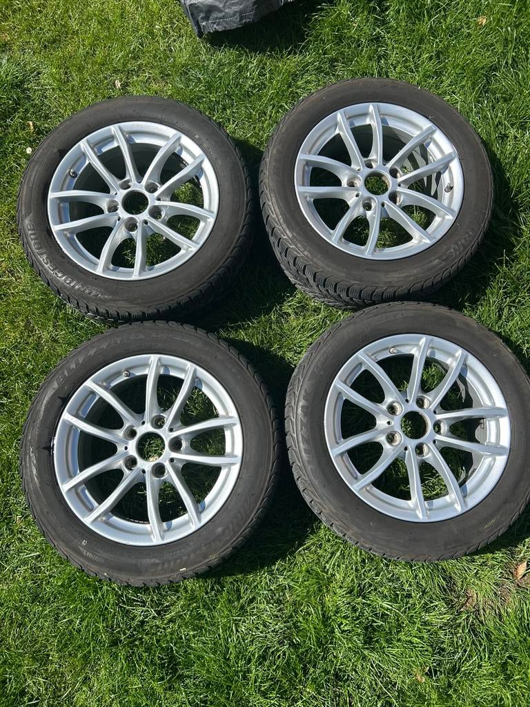 TE KOOP: 4 BMW 1 Serie velgen met winterbanden +zomerbanden, Auto-onderdelen, Banden en Velgen, Velg(en), Winterbanden, 16 inch
