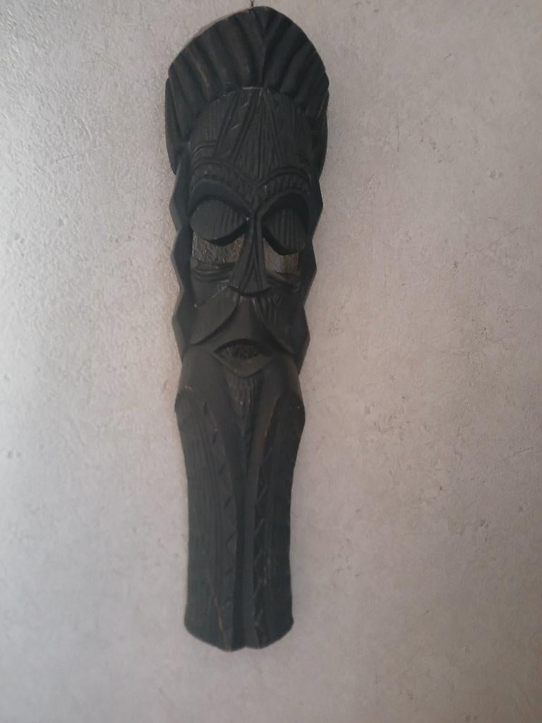 Handgesneden houten masker, Ophalen