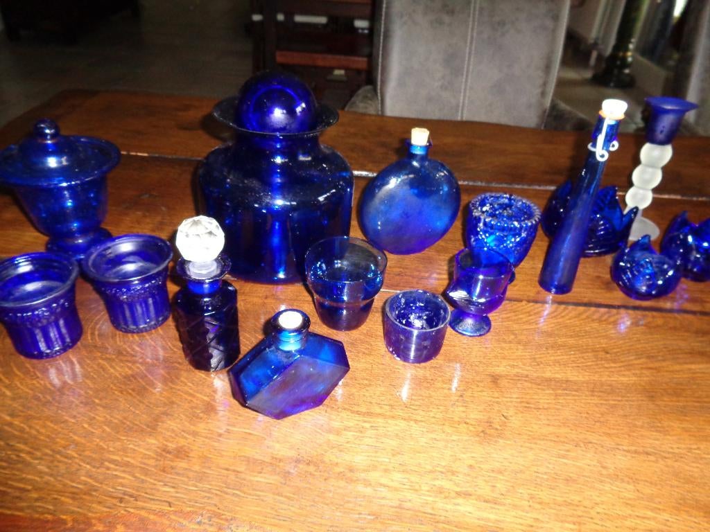 *Belle collection ancienne (16 ex.) de verre bleu de Bohême, Antiquités & Art, Enlèvement ou Envoi